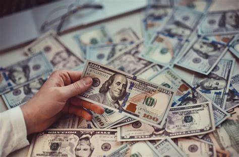 Dólar bate máxima histórica no país: entenda mais